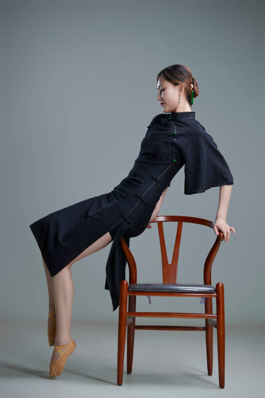 穿着中式旗袍翩翩舞蹈的亚洲少女舞者图片