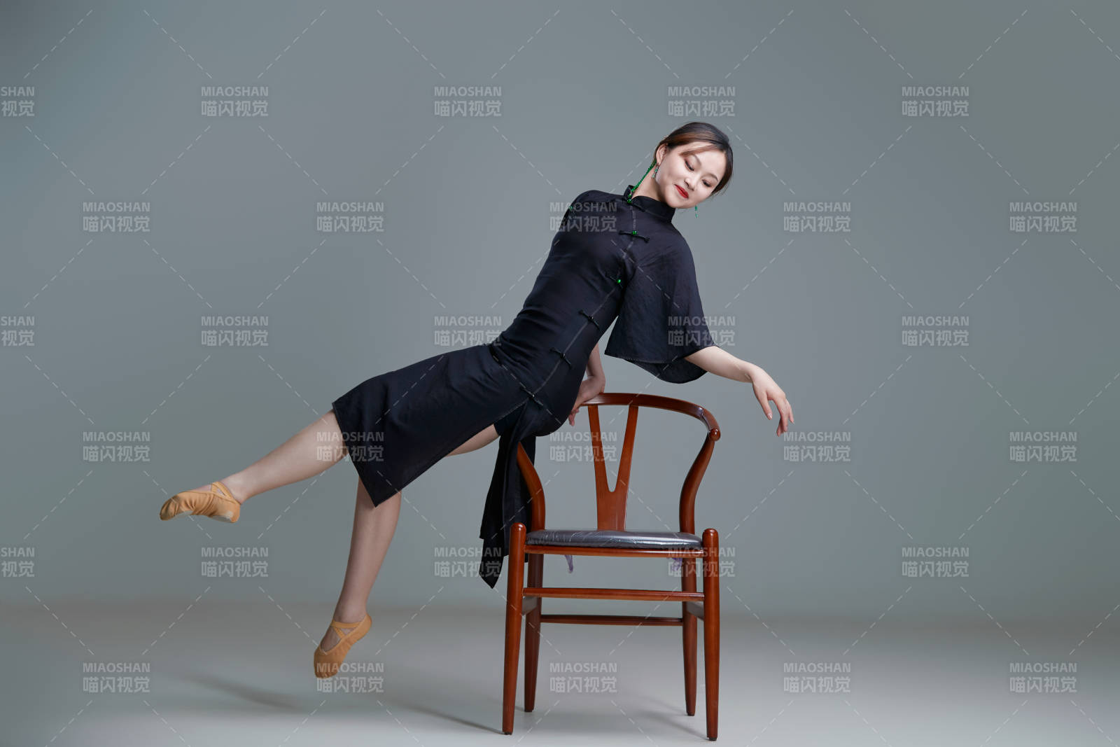 穿着中式旗袍翩翩舞蹈的亚洲少女舞者图片