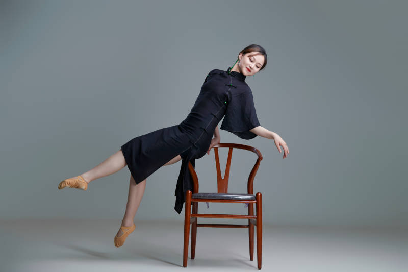 穿着中式旗袍翩翩舞蹈的亚洲少女舞者图片