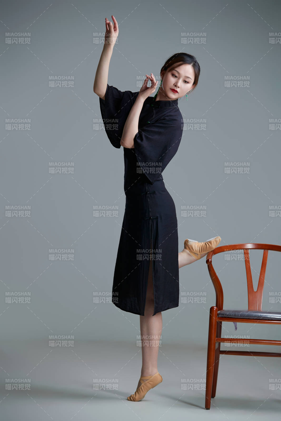 穿着中式旗袍翩翩舞蹈的亚洲少女舞者图片