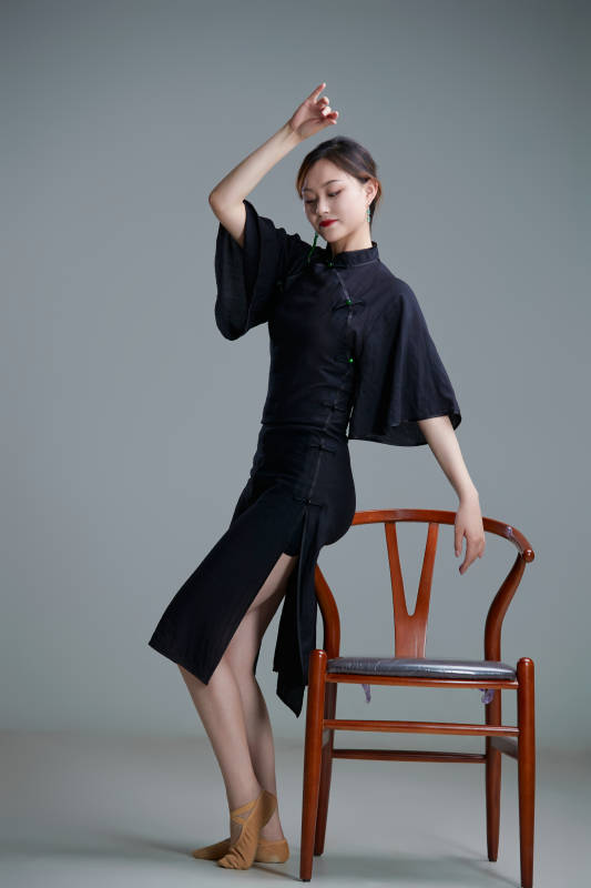 穿着中式旗袍翩翩舞蹈的亚洲少女舞者图片