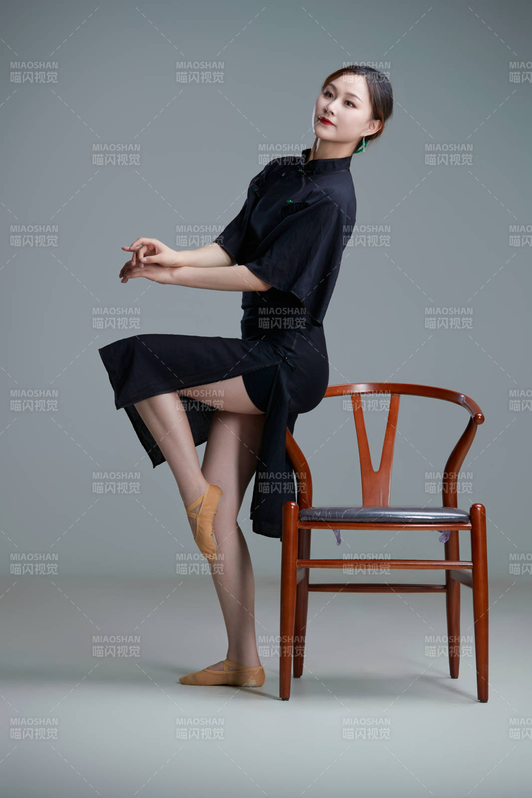 穿着中式旗袍翩翩舞蹈的亚洲少女舞者图片