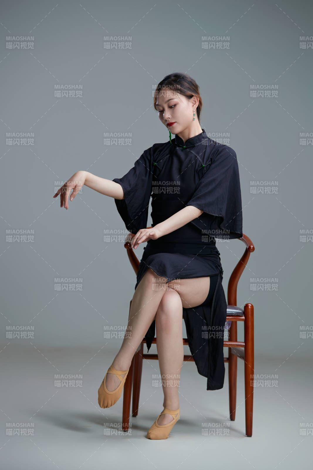 穿着中式旗袍翩翩舞蹈的亚洲少女舞者图片