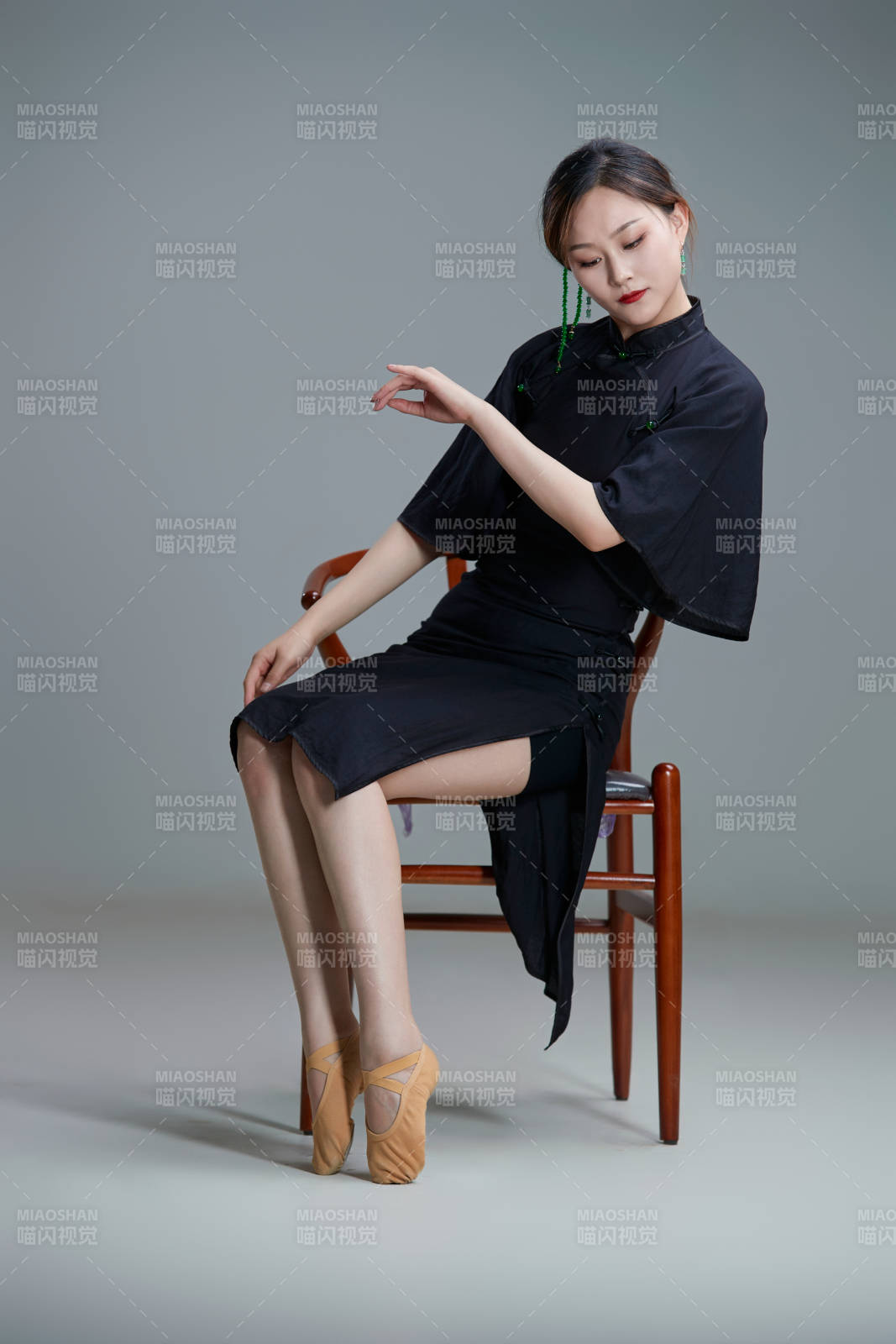 穿着中式旗袍翩翩舞蹈的亚洲少女舞者图片