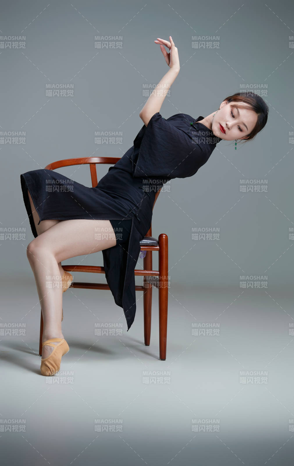 穿着中式旗袍翩翩舞蹈的亚洲少女舞者图片