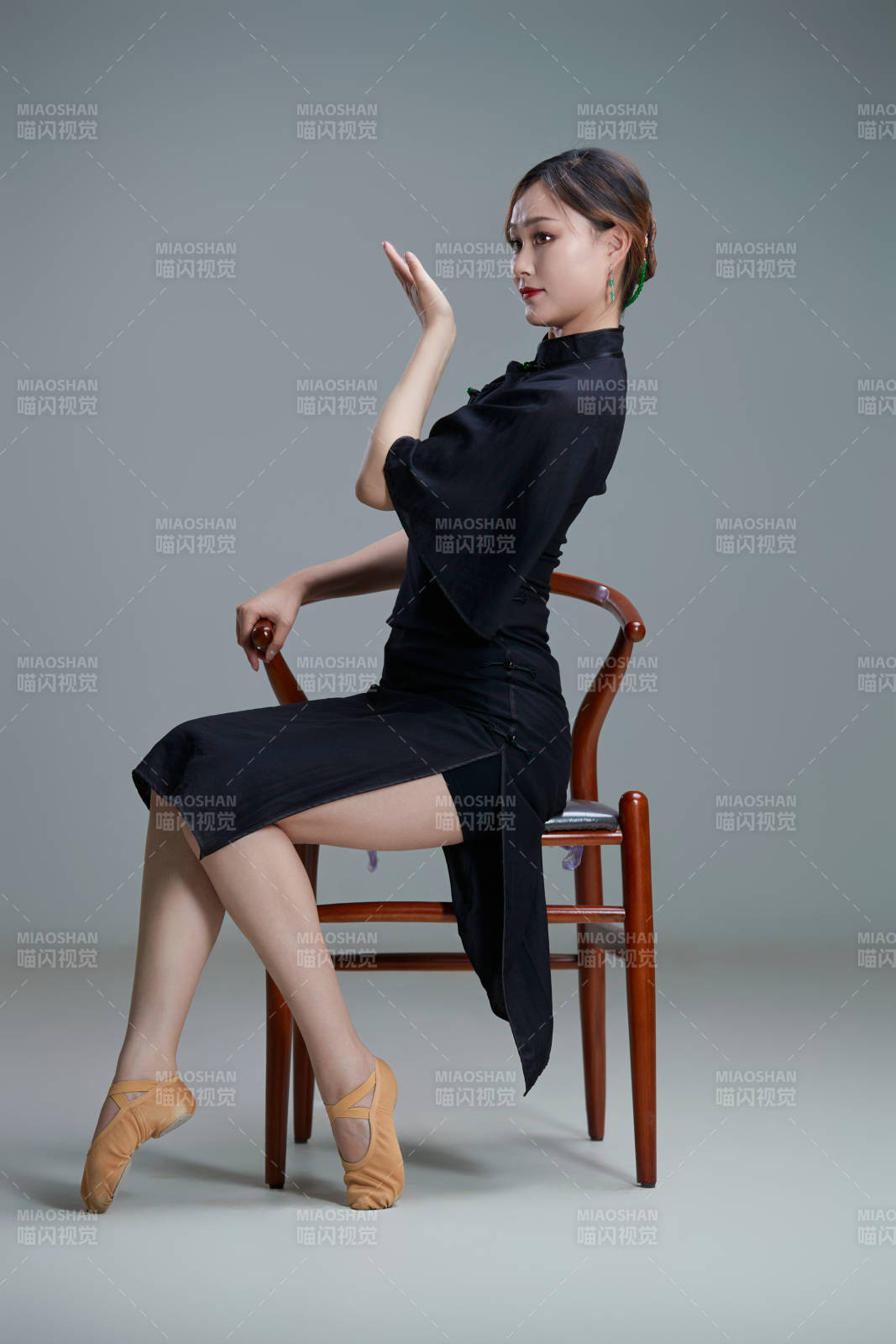 穿着中式旗袍翩翩舞蹈的亚洲少女舞者图片