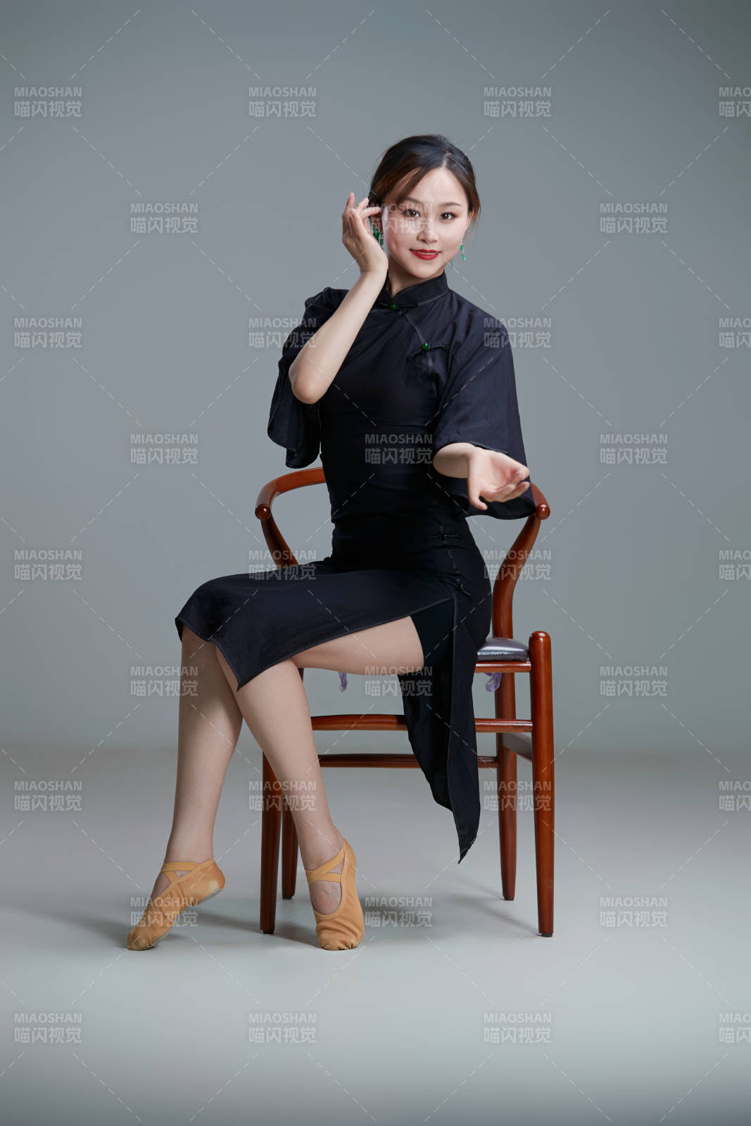 穿着中式旗袍翩翩舞蹈的亚洲少女舞者图片