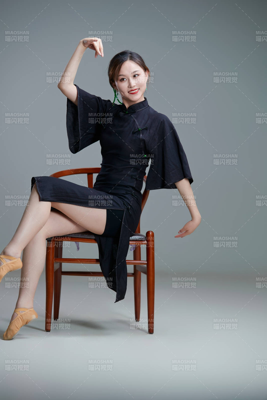 穿着中式旗袍翩翩舞蹈的亚洲少女舞者图片