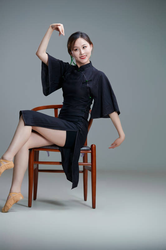 穿着中式旗袍翩翩舞蹈的亚洲少女舞者图片