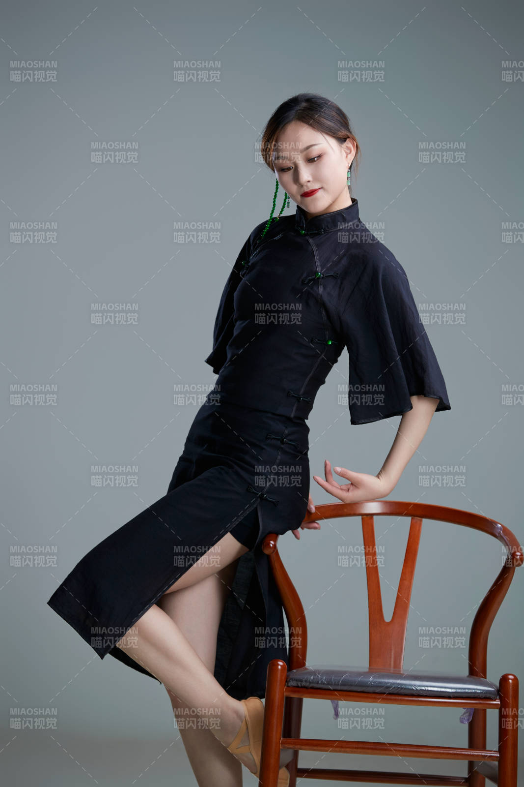 穿着中式旗袍翩翩舞蹈的亚洲少女舞者图片