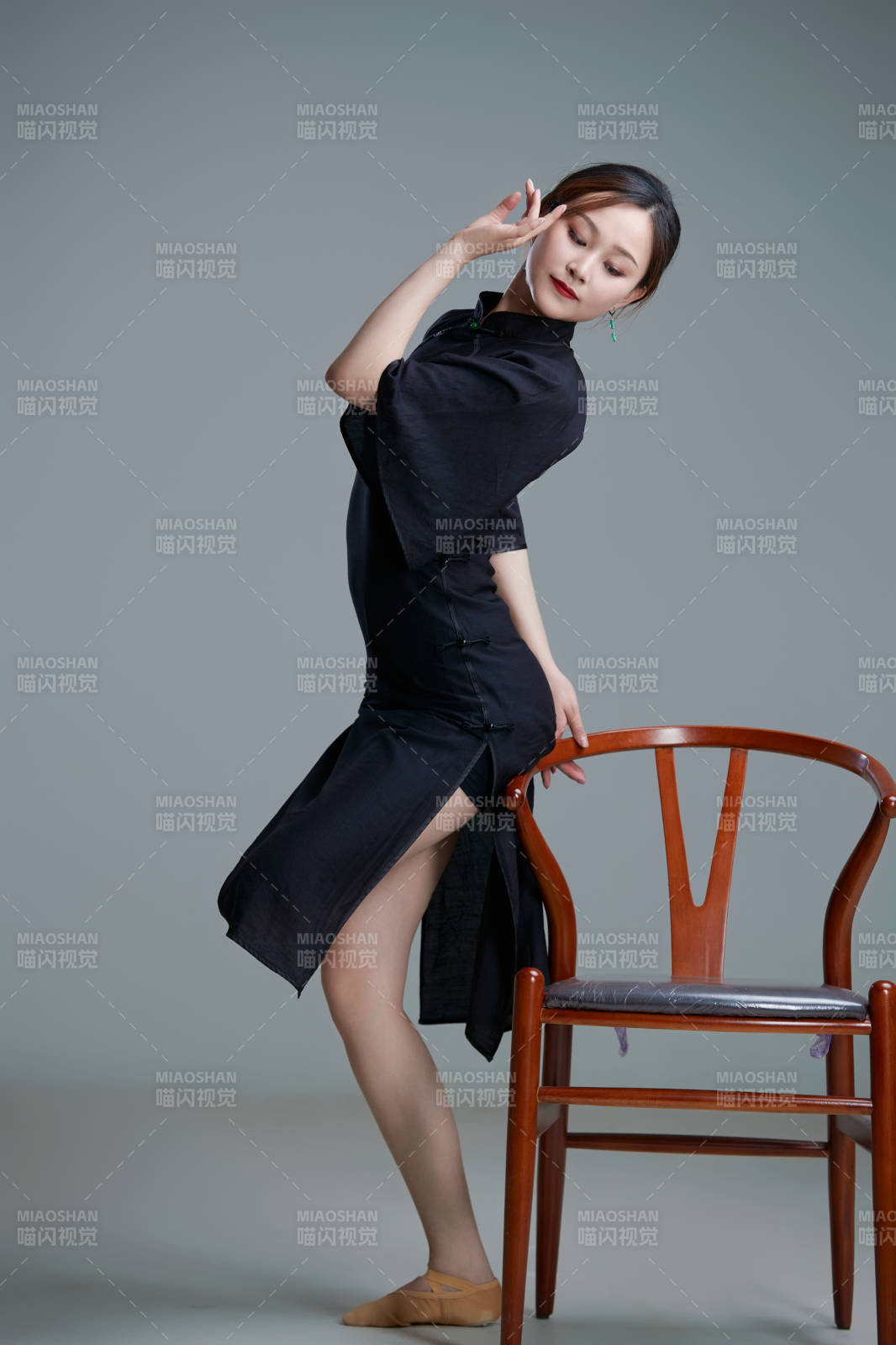 穿着中式旗袍翩翩舞蹈的亚洲少女舞者图片