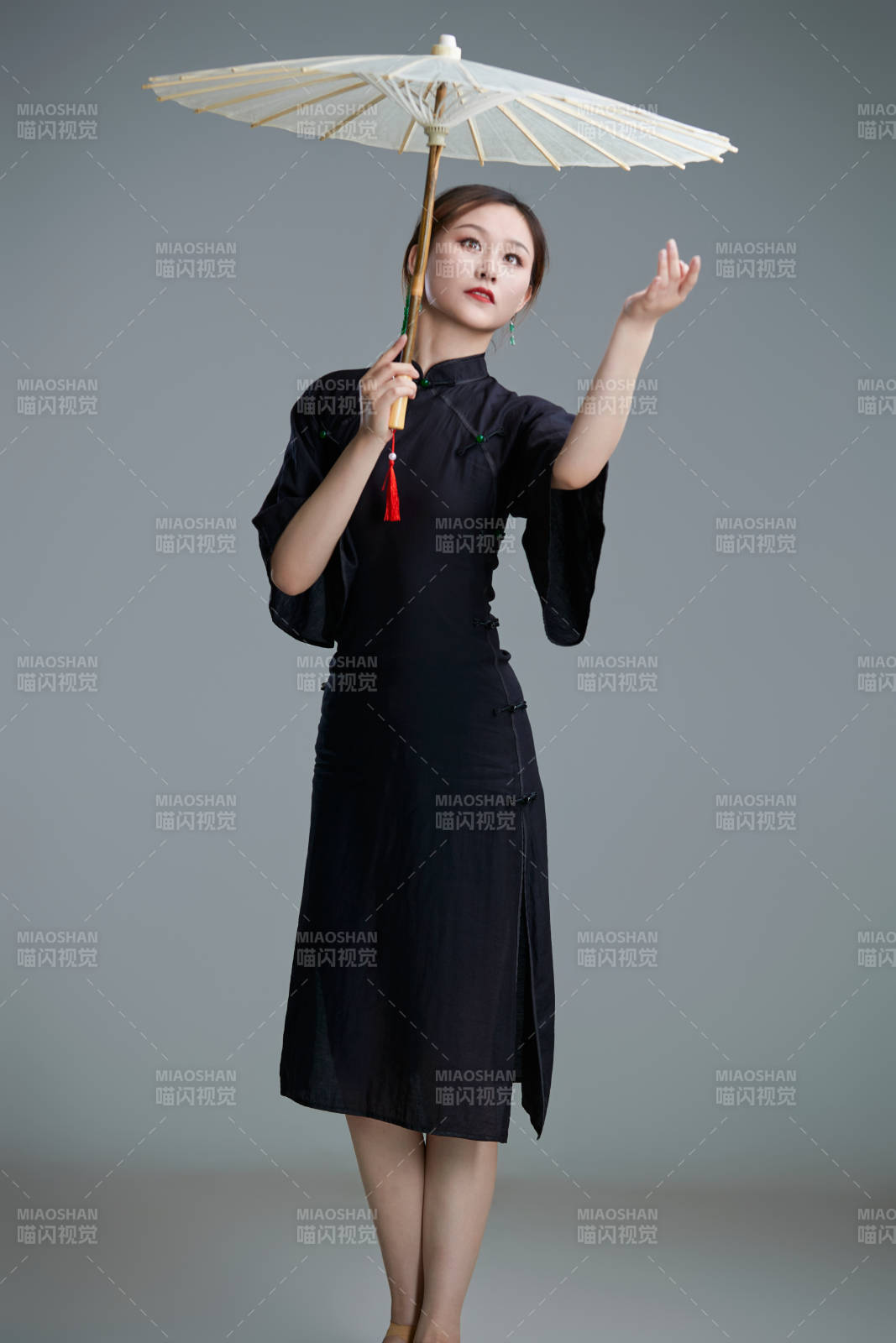 穿中式旗袍手拿油纸伞翩翩舞蹈的亚洲少女舞者图片