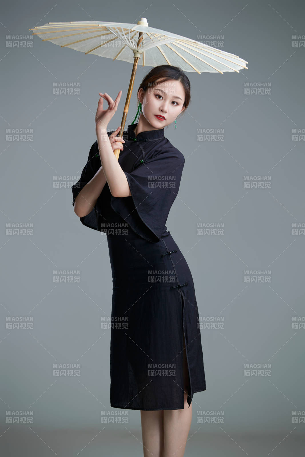 穿中式旗袍手拿油纸伞翩翩舞蹈的亚洲少女舞者图片