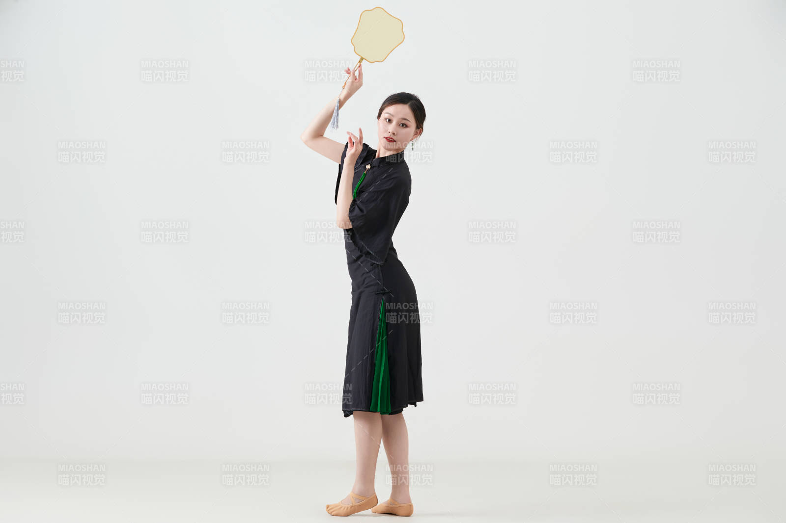 穿着中式旗袍翩翩舞蹈的亚洲少女舞者图片