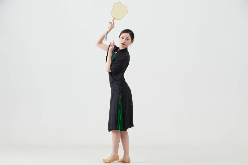 穿着中式旗袍翩翩舞蹈的亚洲少女舞者图片