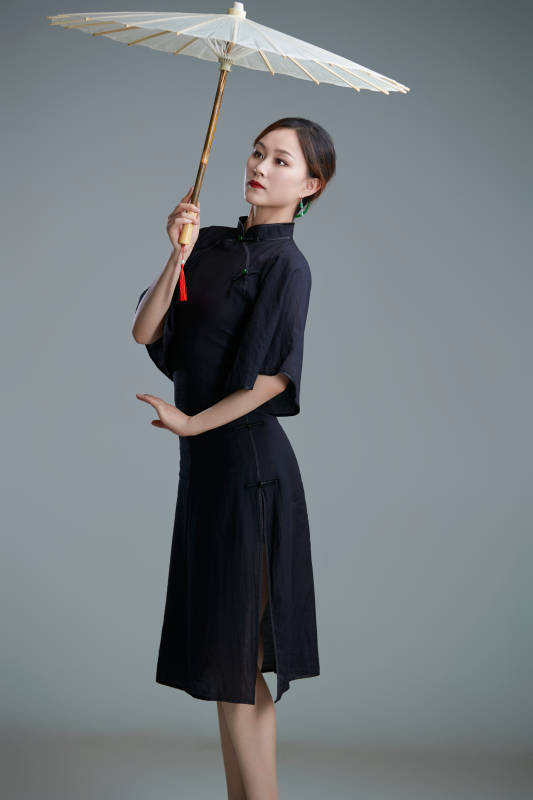 穿中式旗袍手拿油纸伞翩翩舞蹈的亚洲少女舞者图片