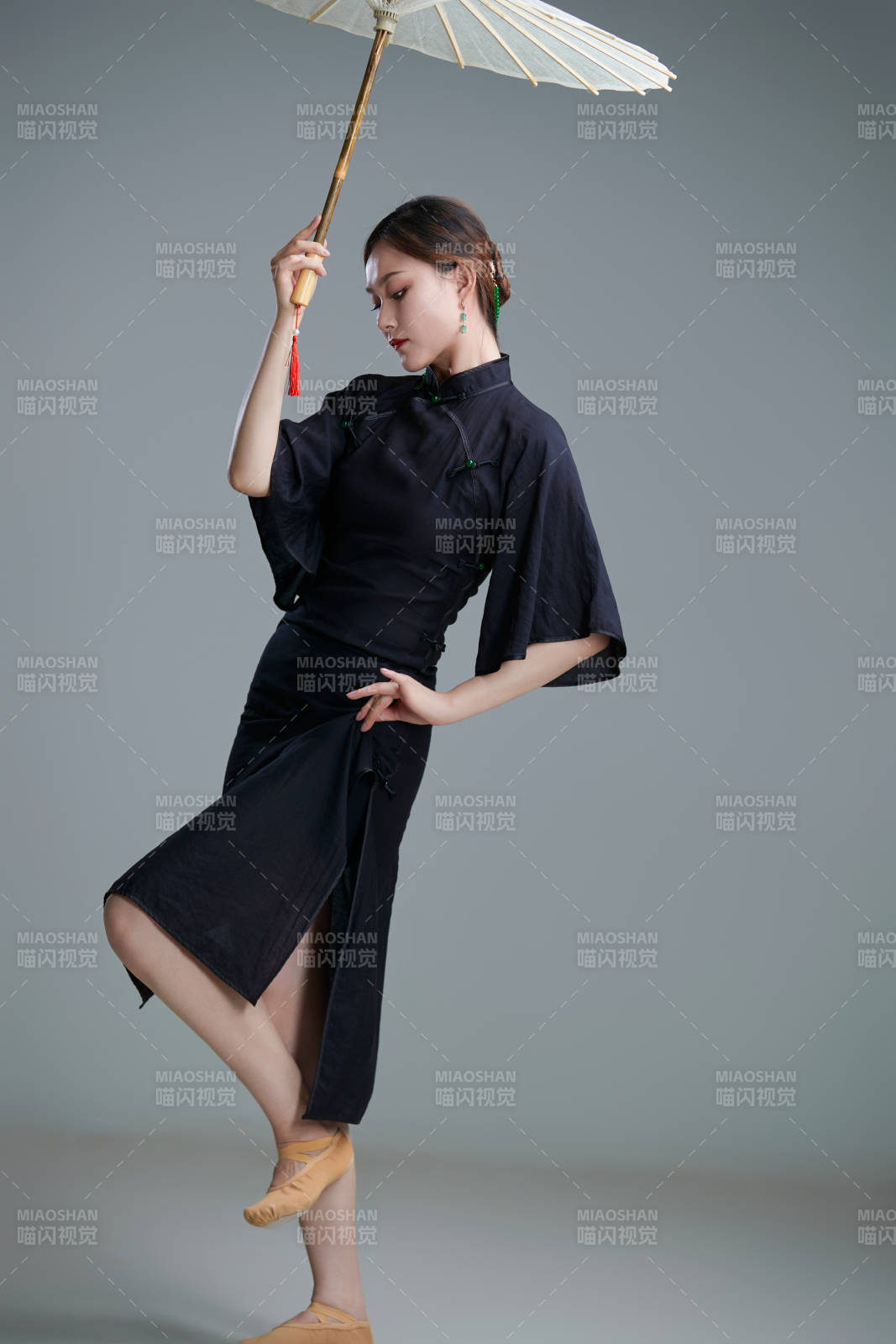 穿中式旗袍手拿油纸伞翩翩舞蹈的亚洲少女舞者图片