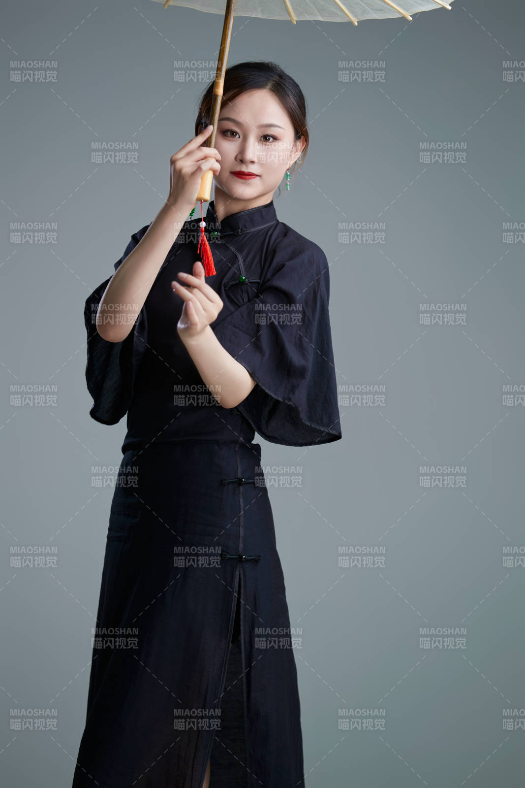 穿中式旗袍手拿油纸伞翩翩舞蹈的亚洲少女舞者图片