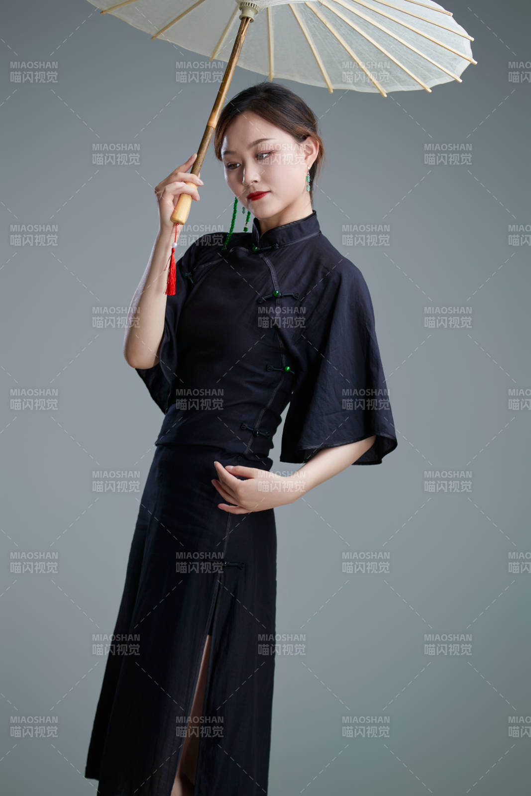 穿中式旗袍手拿油纸伞翩翩舞蹈的亚洲少女舞者图片