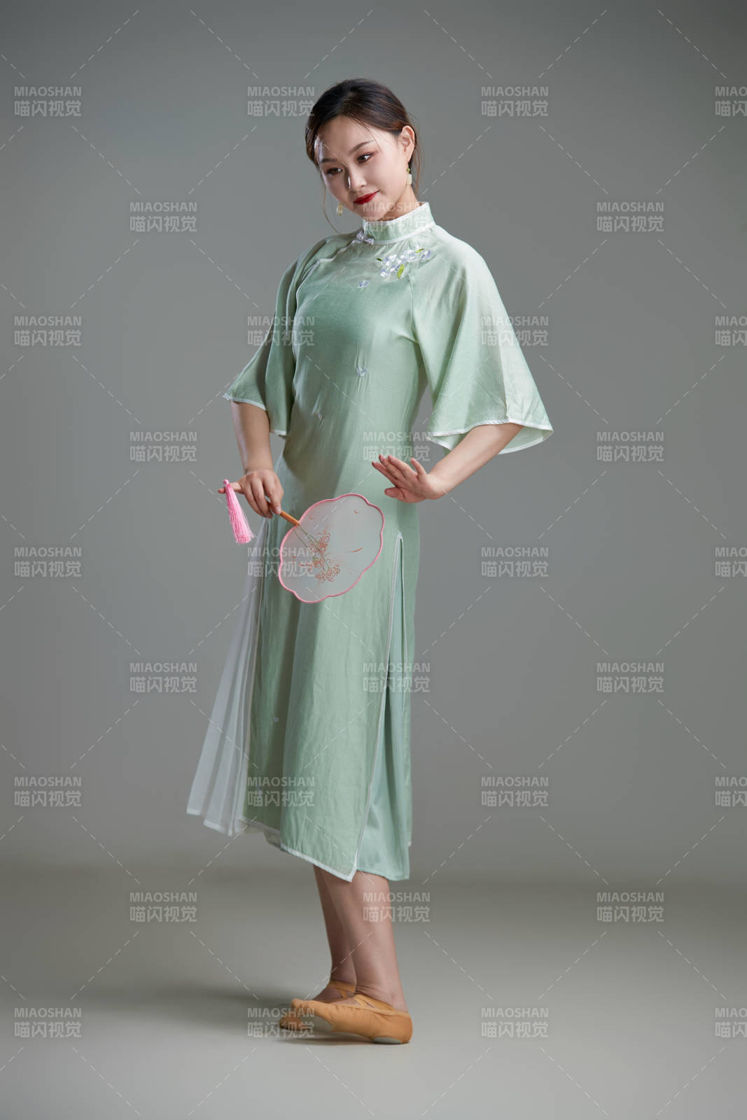 穿着中式旗袍翩翩舞蹈的亚洲少女舞者图片