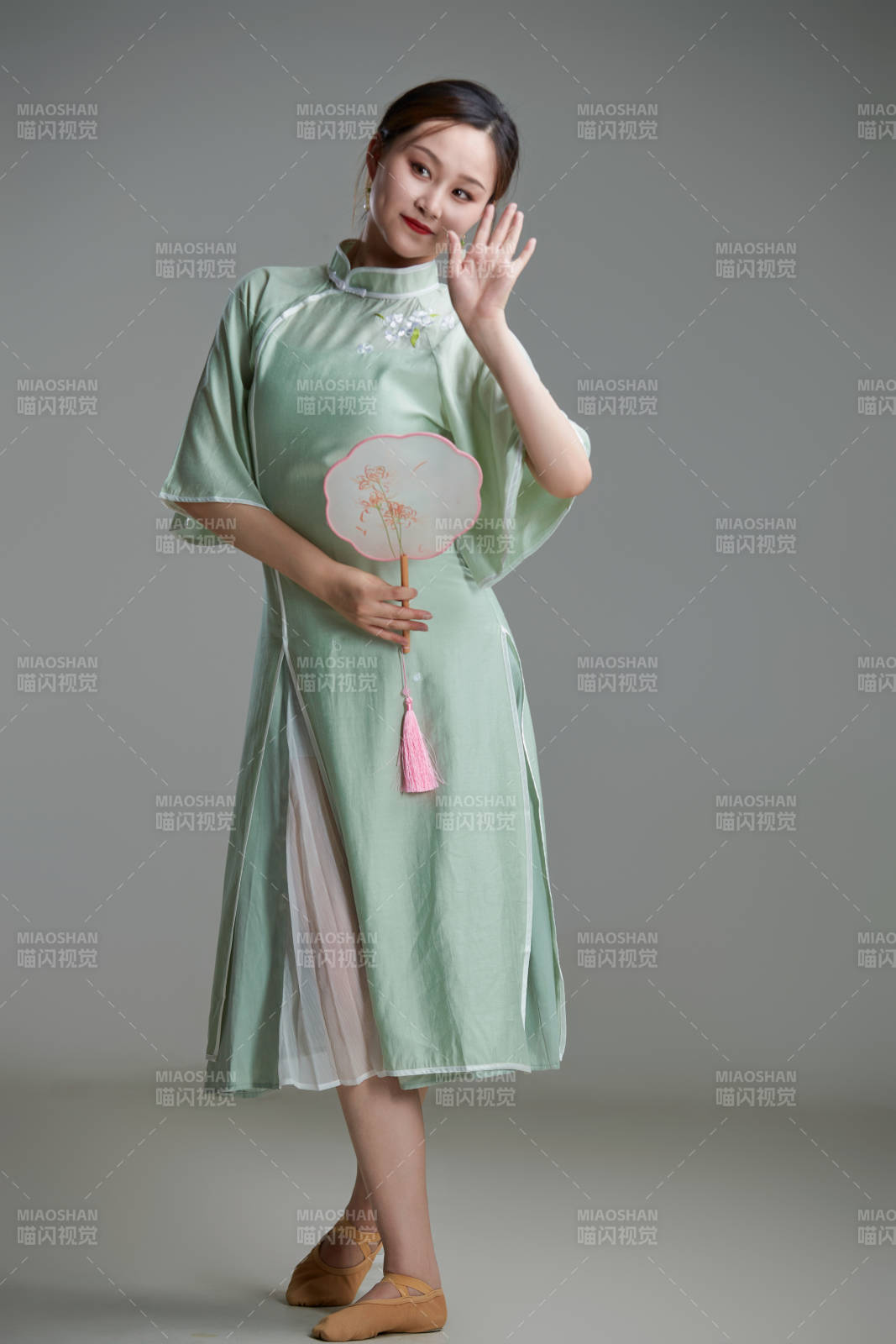 穿着中式旗袍翩翩舞蹈的亚洲少女舞者图片