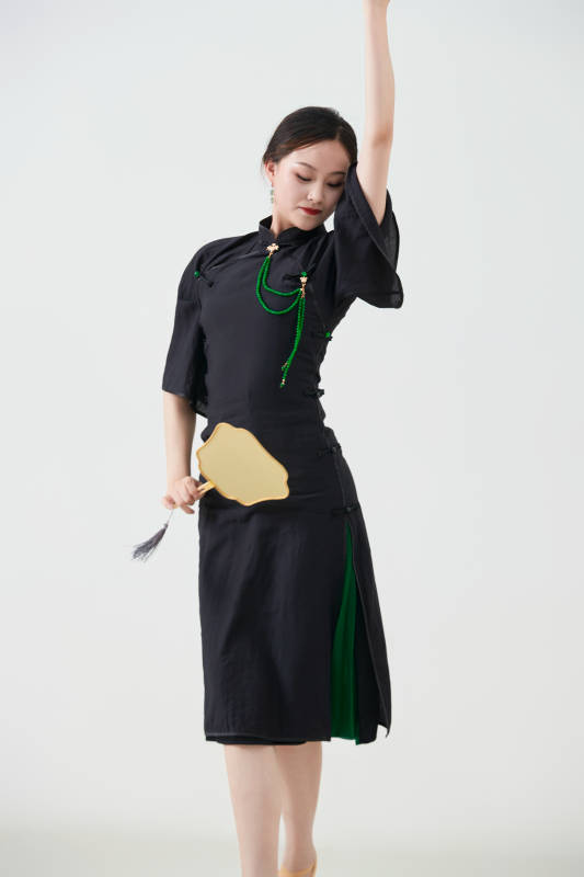 穿着中式旗袍翩翩舞蹈的亚洲少女舞者图片