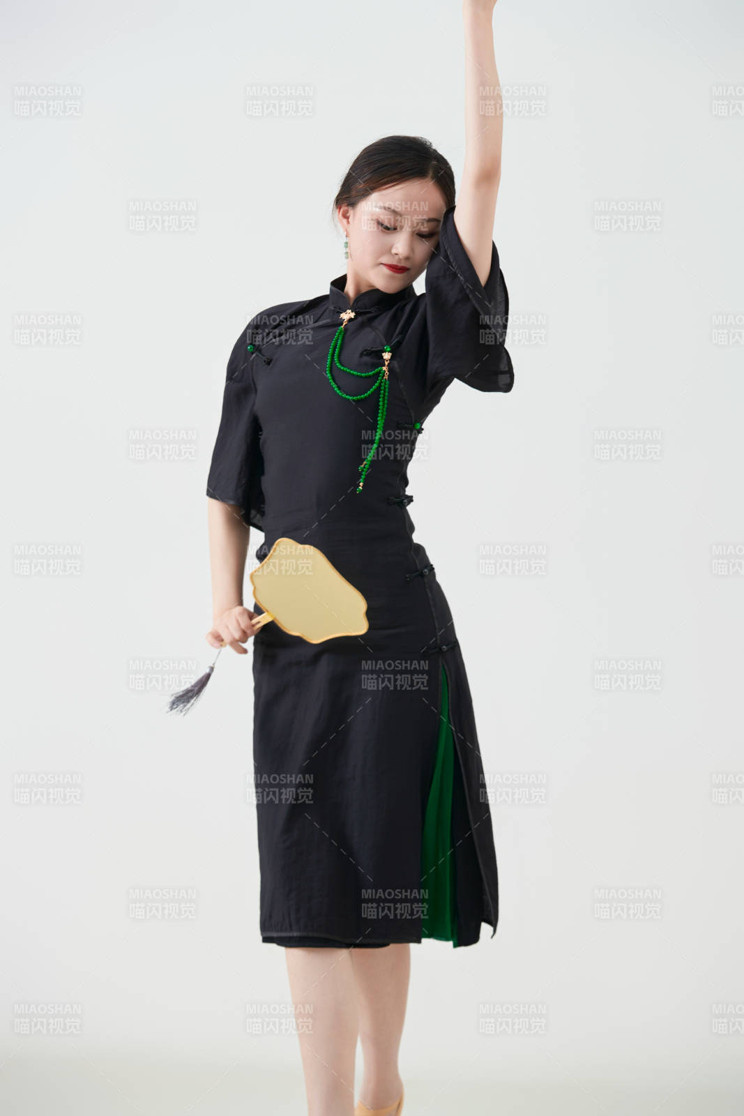 穿着中式旗袍翩翩舞蹈的亚洲少女舞者图片