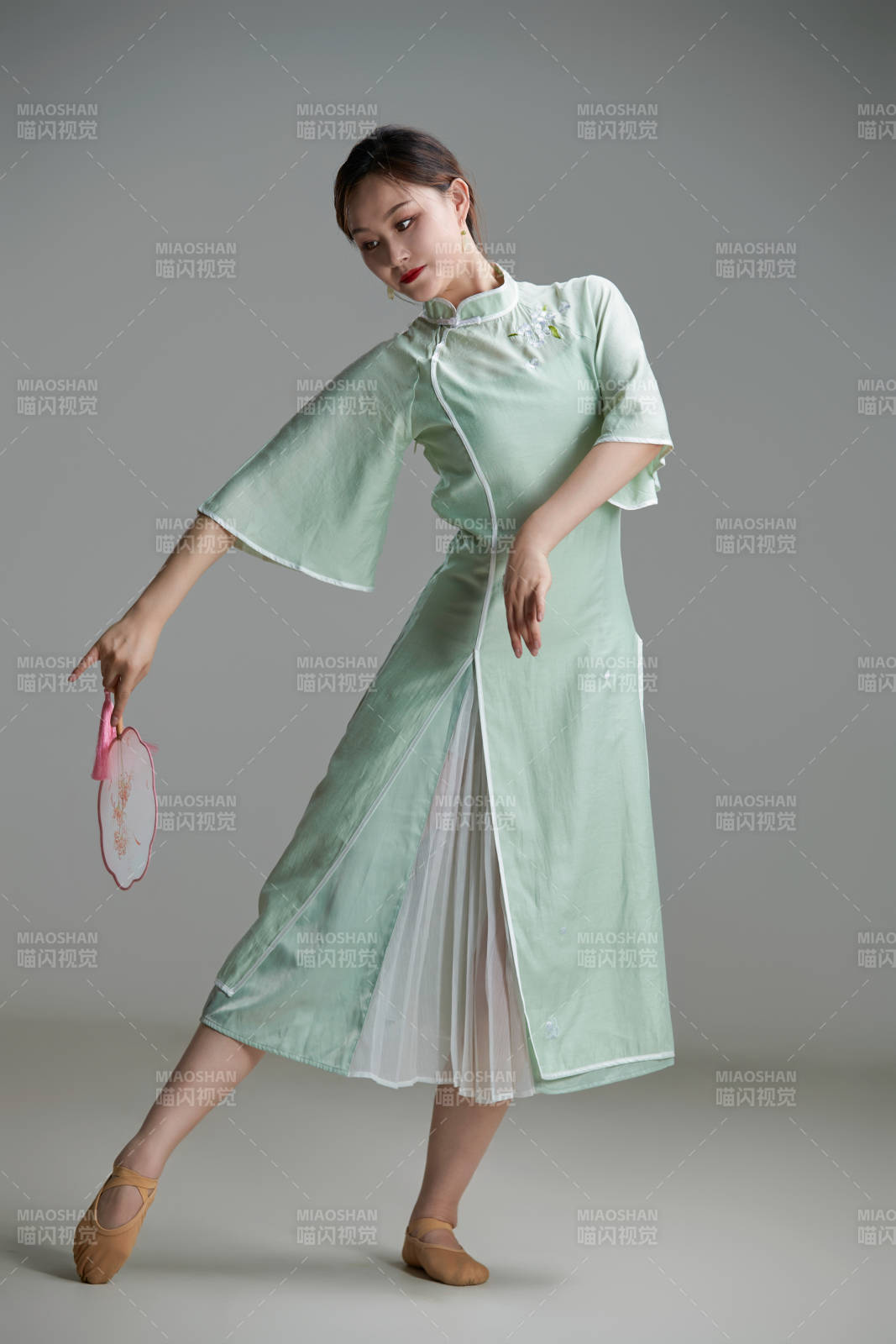 穿着中式旗袍翩翩舞蹈的亚洲少女舞者图片