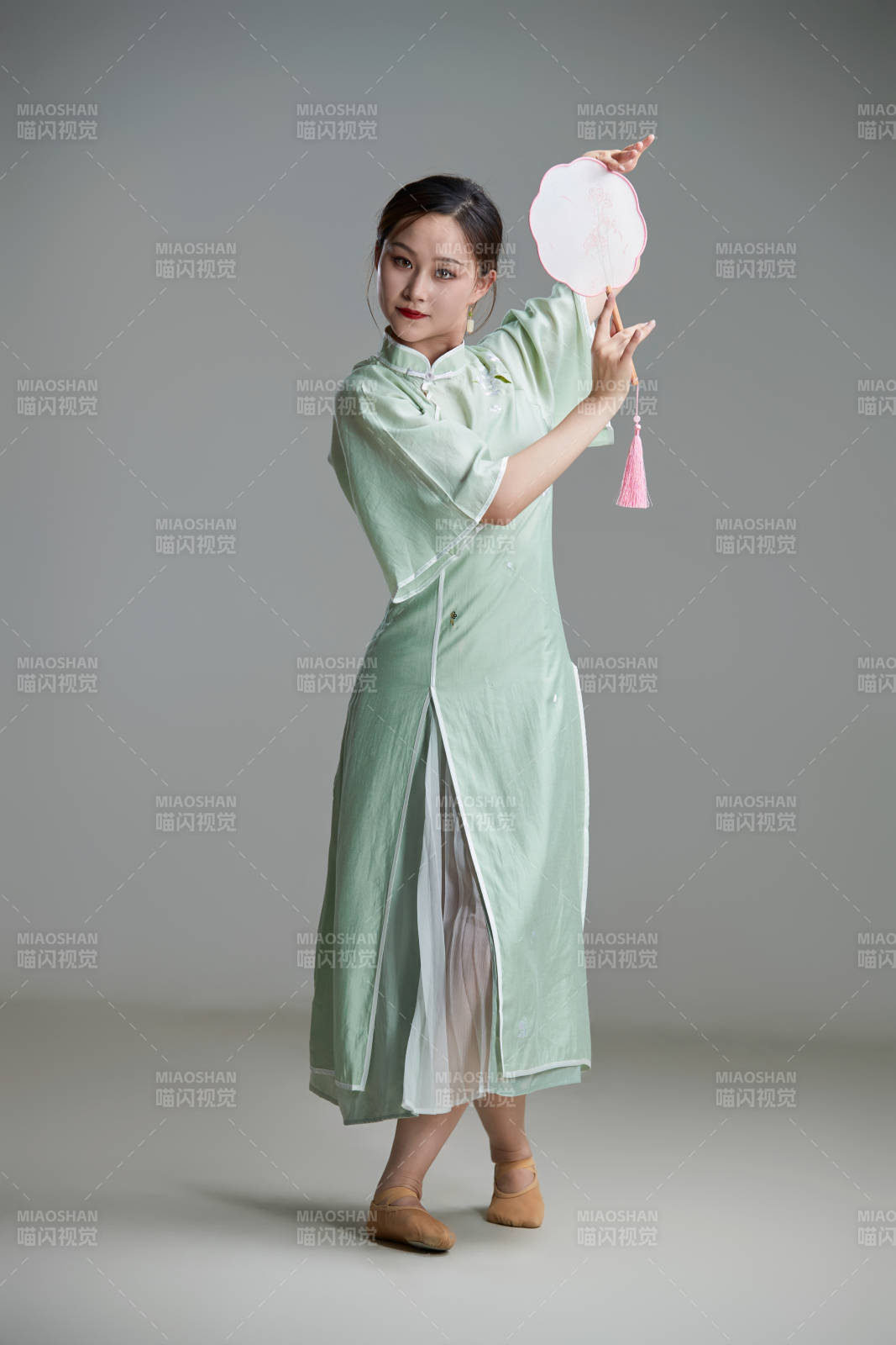 穿着中式旗袍翩翩舞蹈的亚洲少女舞者图片