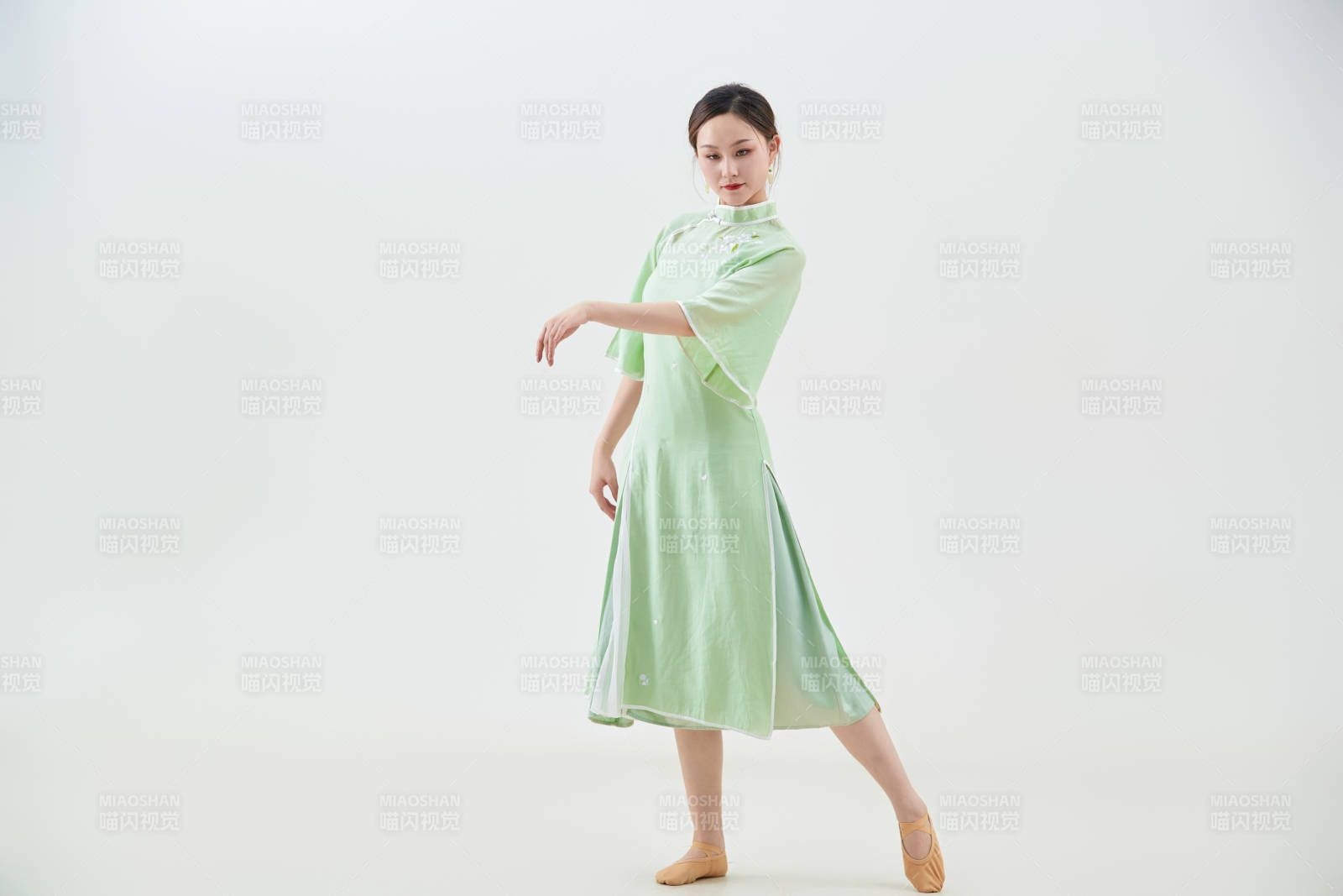 穿着中式旗袍翩翩舞蹈的亚洲少女舞者图片