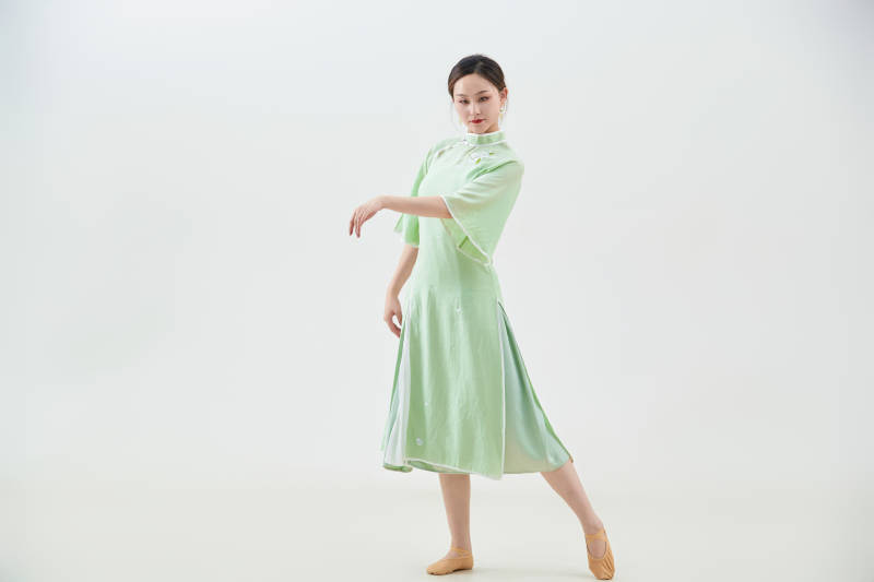 穿着中式旗袍翩翩舞蹈的亚洲少女舞者图片