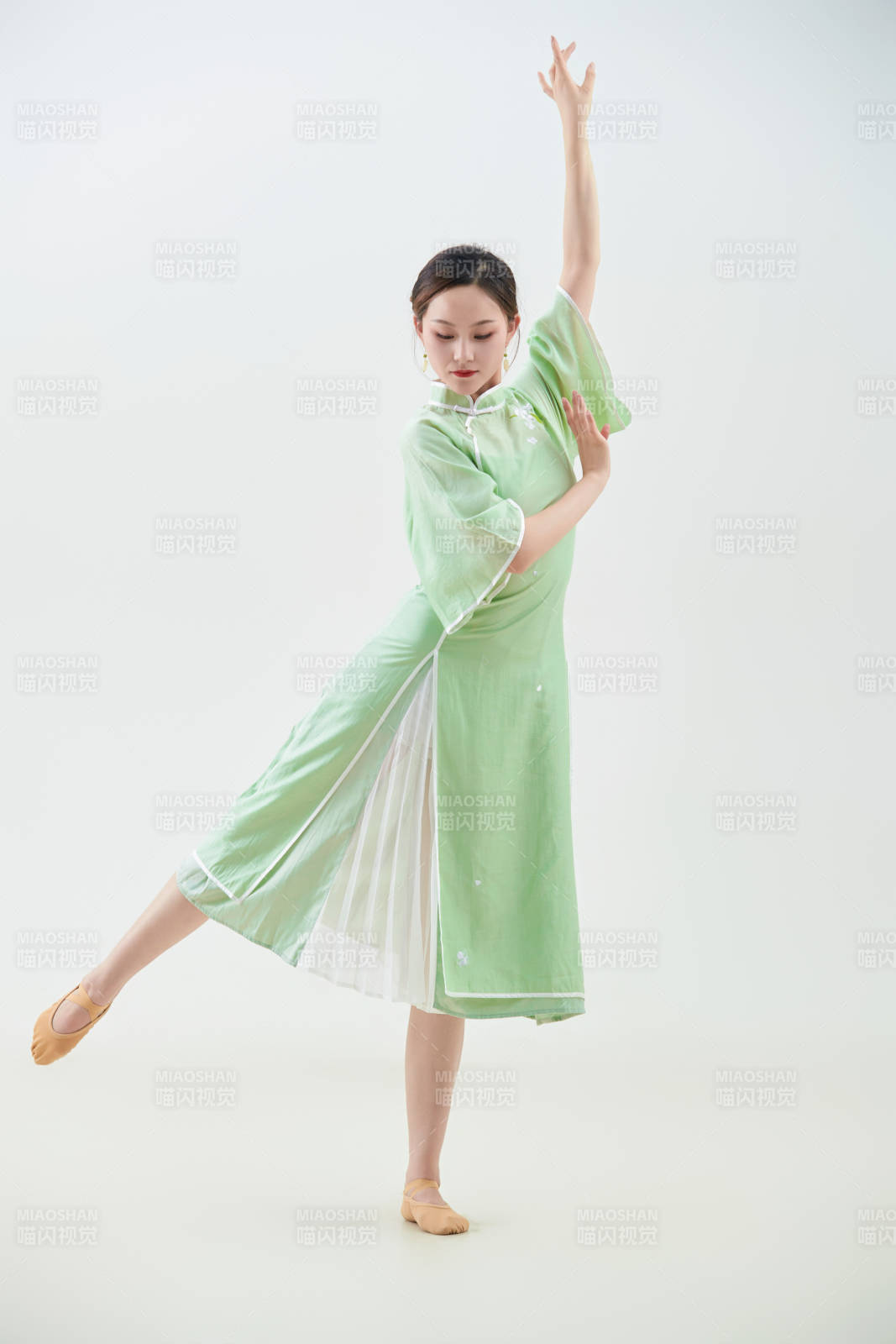 穿着中式旗袍翩翩舞蹈的亚洲少女舞者图片