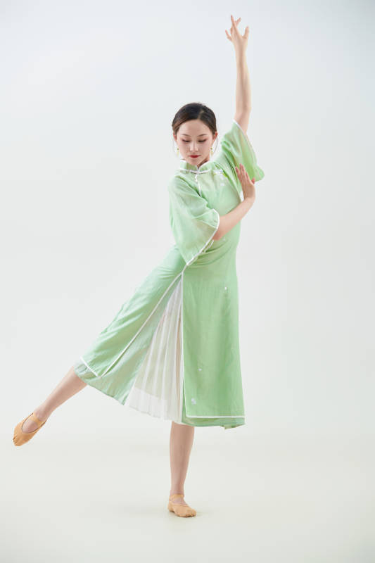 穿着中式旗袍翩翩舞蹈的亚洲少女舞者图片