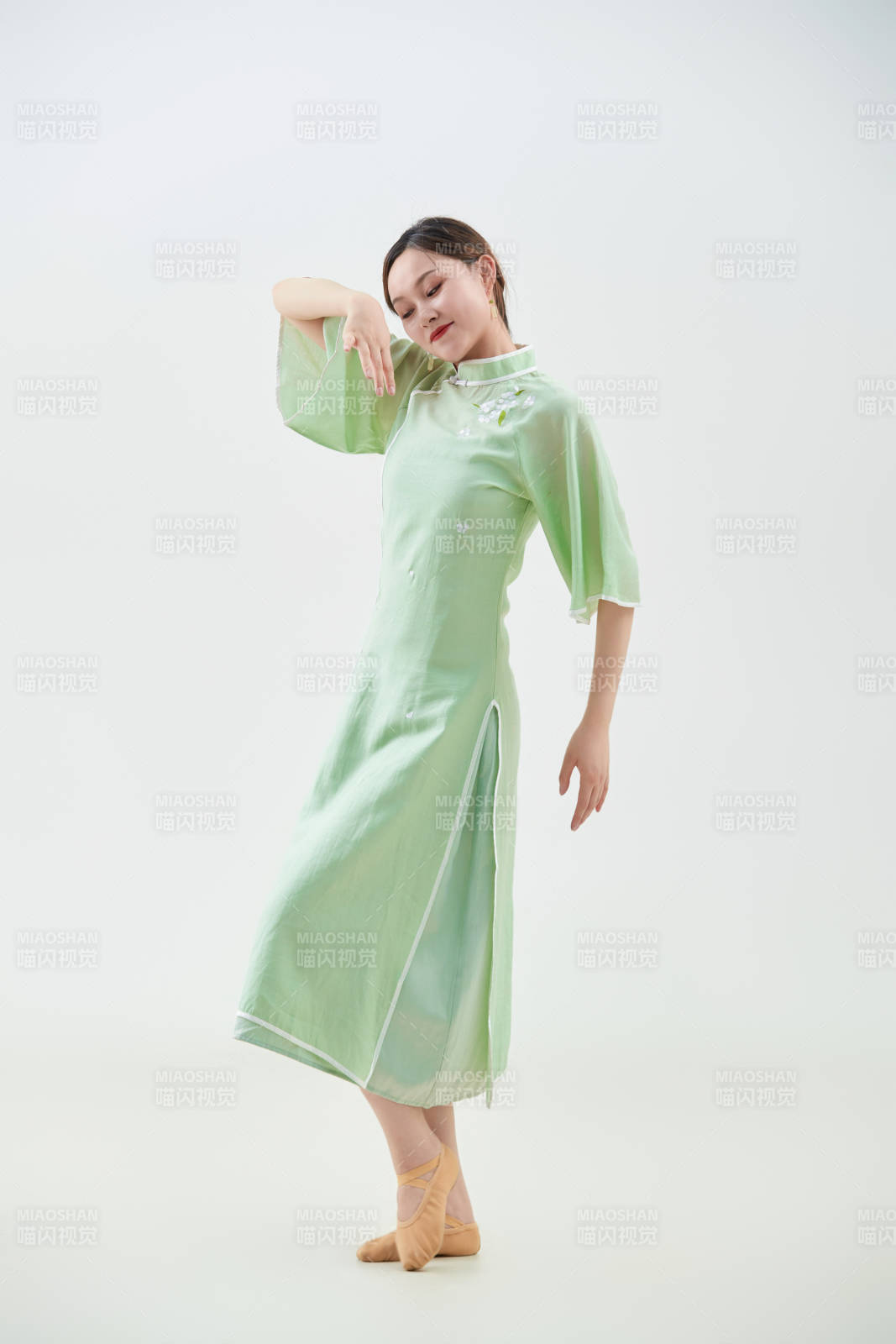 穿着中式旗袍翩翩舞蹈的亚洲少女舞者图片