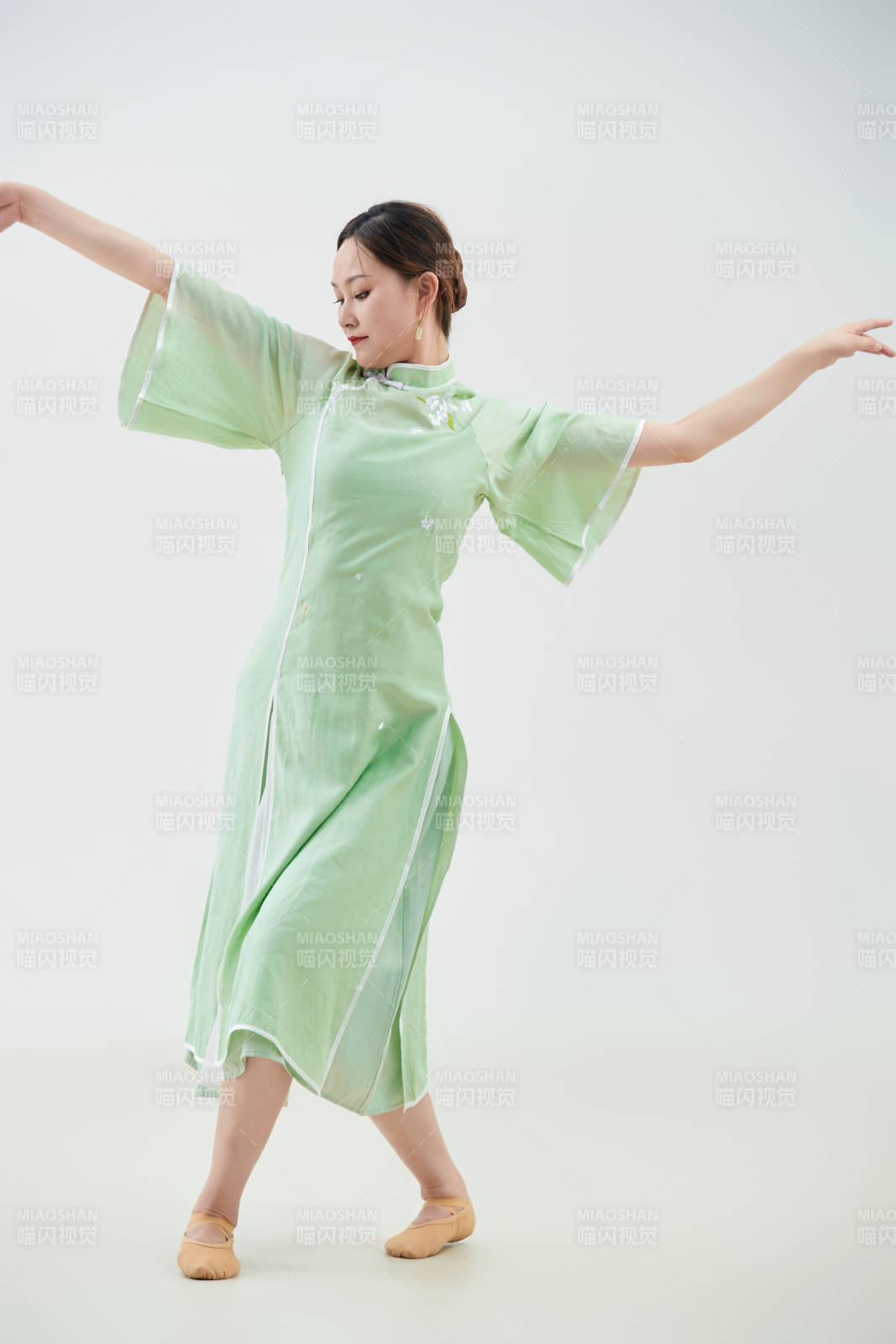 穿着中式旗袍翩翩舞蹈的亚洲少女舞者图片