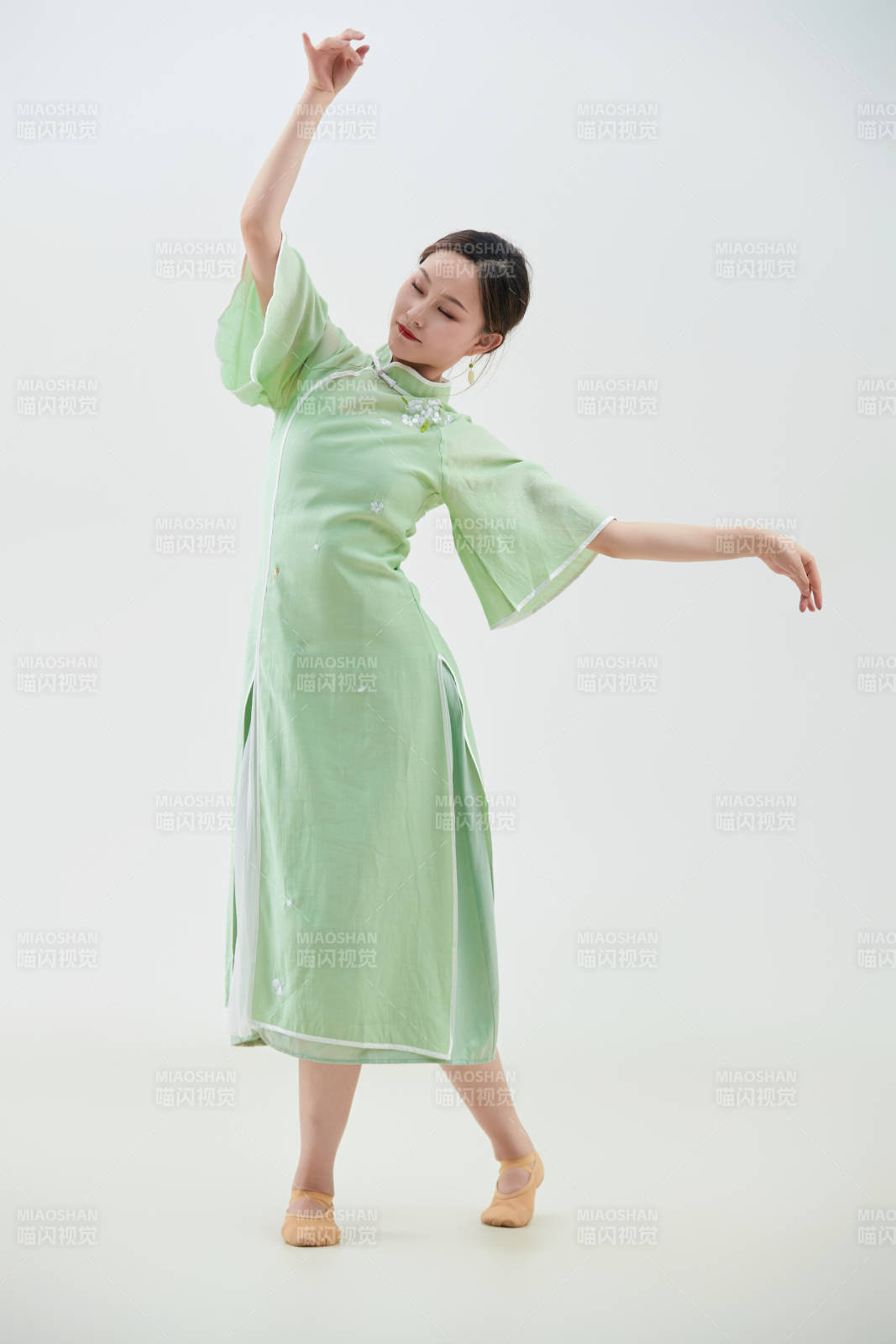 穿着中式旗袍翩翩舞蹈的亚洲少女舞者图片