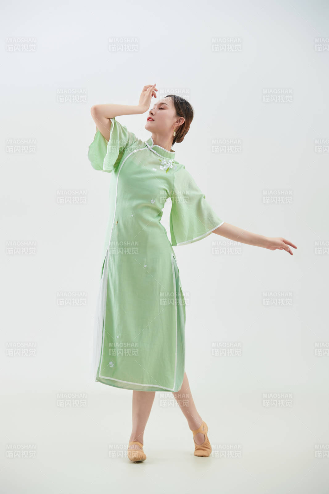 穿着中式旗袍翩翩舞蹈的亚洲少女舞者图片