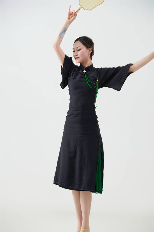 穿着中式旗袍翩翩舞蹈的亚洲少女舞者图片