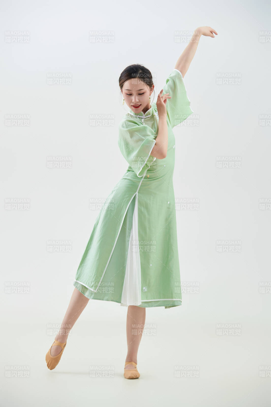 穿着中式旗袍翩翩舞蹈的亚洲少女舞者图片