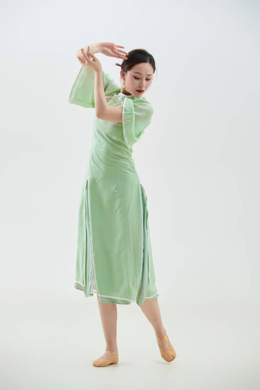 穿着中式旗袍翩翩舞蹈的亚洲少女舞者图片