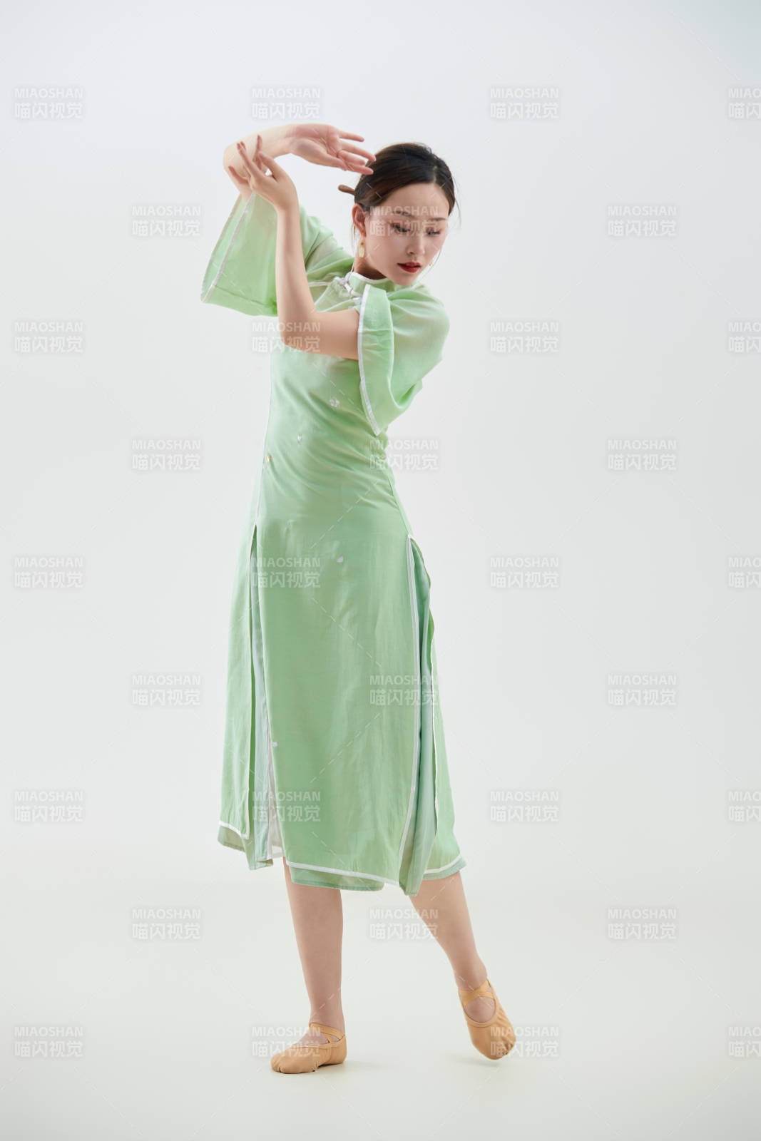 穿着中式旗袍翩翩舞蹈的亚洲少女舞者图片