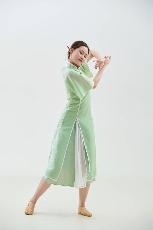 穿着中式旗袍翩翩舞蹈的亚洲少女舞者图片