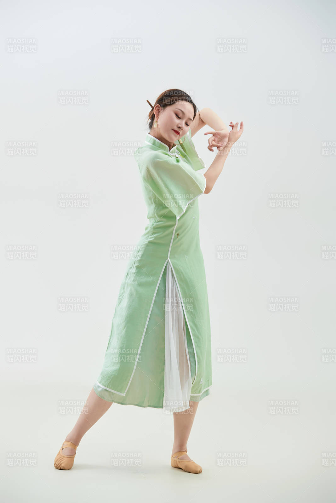 穿着中式旗袍翩翩舞蹈的亚洲少女舞者图片