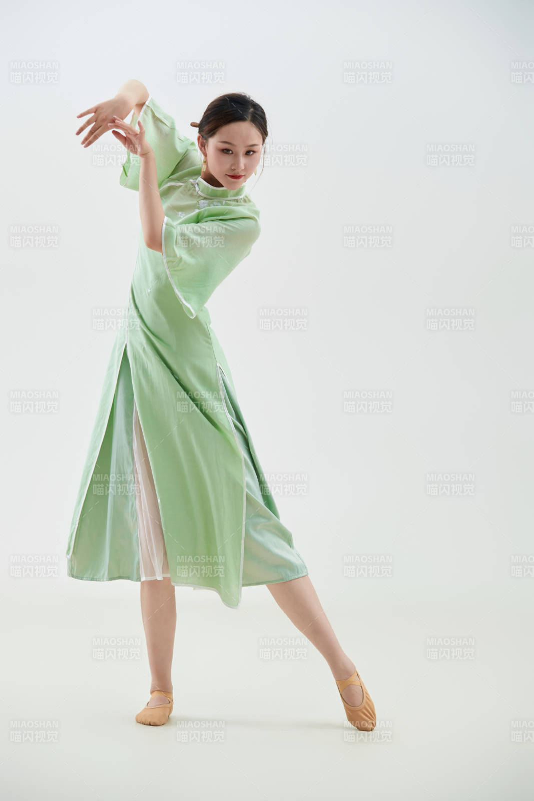 穿着中式旗袍翩翩舞蹈的亚洲少女舞者图片