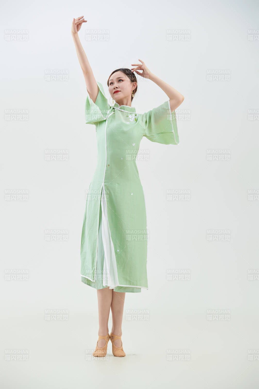 穿着中式旗袍翩翩舞蹈的亚洲少女舞者图片