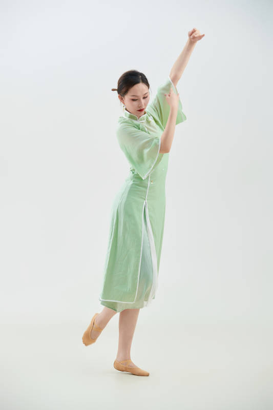 穿着中式旗袍翩翩舞蹈的亚洲少女舞者图片