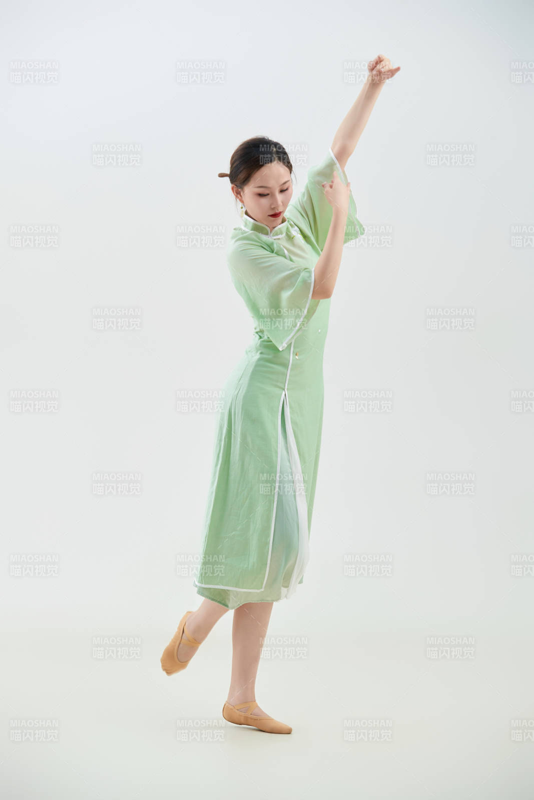 穿着中式旗袍翩翩舞蹈的亚洲少女舞者图片