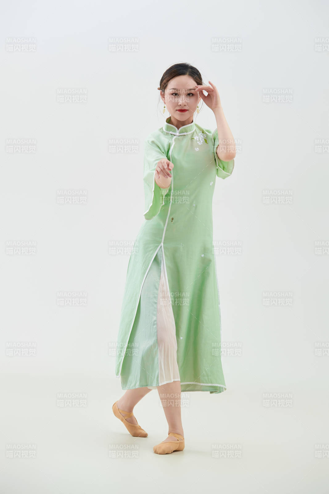 穿着中式旗袍翩翩舞蹈的亚洲少女舞者图片