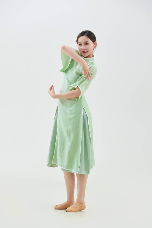 穿着中式旗袍翩翩舞蹈的亚洲少女舞者图片