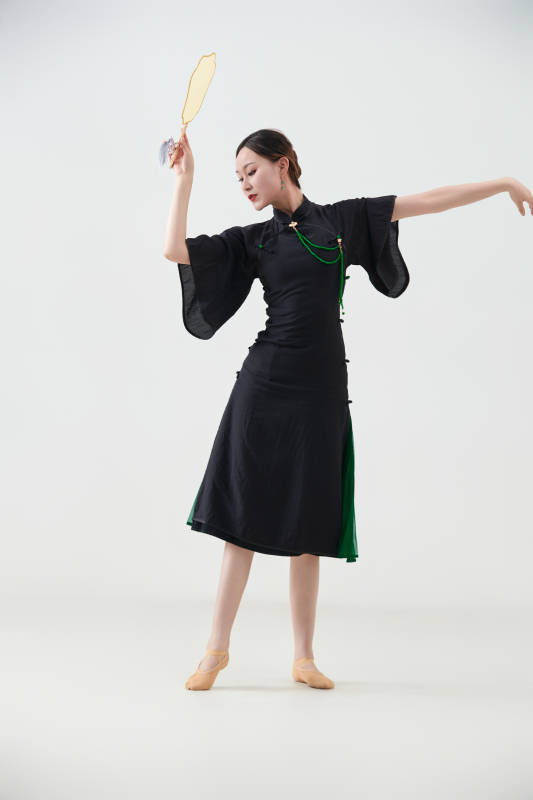 穿着中式旗袍翩翩舞蹈的亚洲少女舞者图片